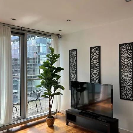 The Lowry River Executive 2 Bed Apartment-2